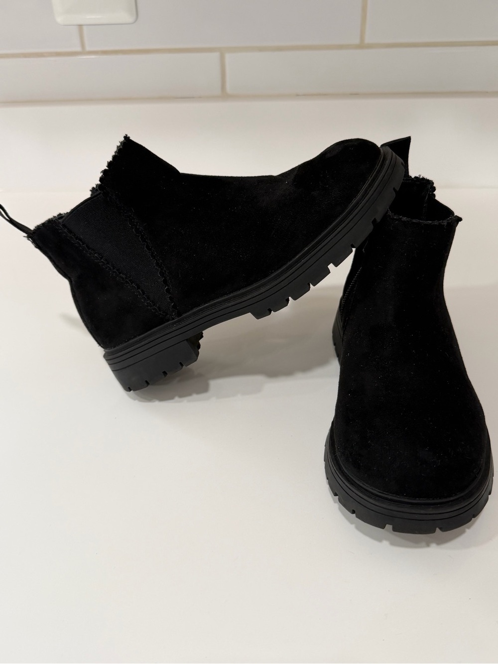 K KomForme Black Faux Suede Ankle Boots - Kids Size 1 - Picture 2 of 9